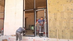 Монтаж алюминиевой фасадной системы с входной дверью  в доме из газобетонных блоков