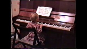 Девочка играет на пианино / Little girl plays on piano