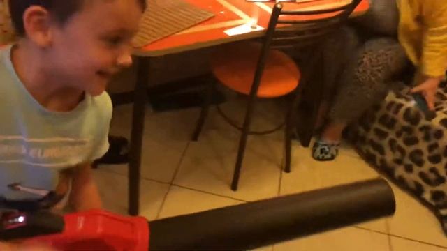 Севастьян гоняет пыль по квартире. смотреть онлайн