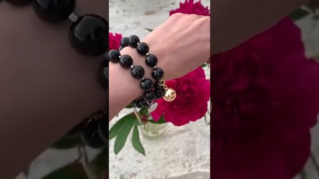 Браслет "Агатовый Шар" бренда Viola Kozlova Jewellery вместе с другим браслетом, сделанным на заказ