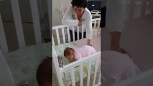 Малыш 2 месяца,  держит головку
