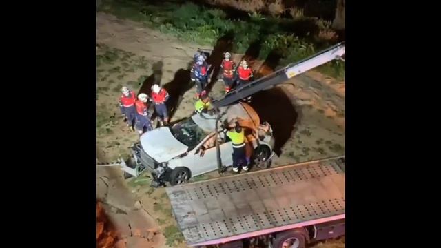 Un coche se precipita desde la rotonda del hospital смотреть онлайн