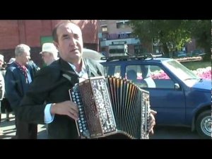 "Прощание славянки" на любительской гармони.
