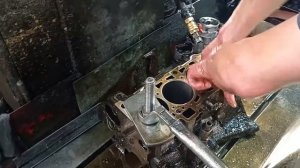 Хонинговка стенок блока цилиндров, после расточки.