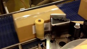 Автоматический промышленный аппликатор этикеток на линии