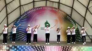 Мы Рисуем разноцветные картинки, оранжевое небо в облаках, лето, краски, счастливые дети России￼￼,