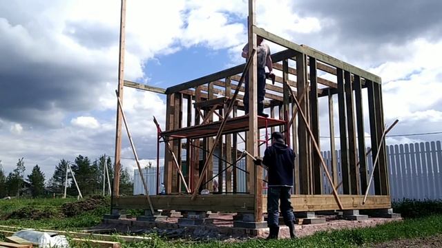 Делаем черновой пол чердака и опорные стойки крыши. смотреть онлайн