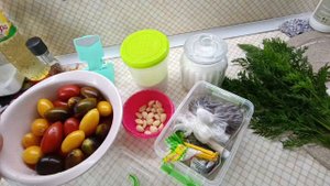 Маринованные помидоры с морковной ботвой