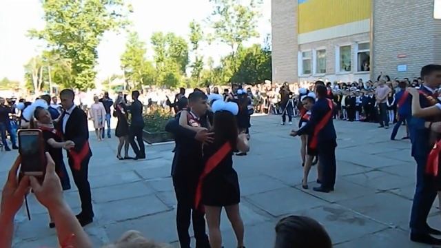 Вальс 11-Б класс УВК № 16 смотреть онлайн