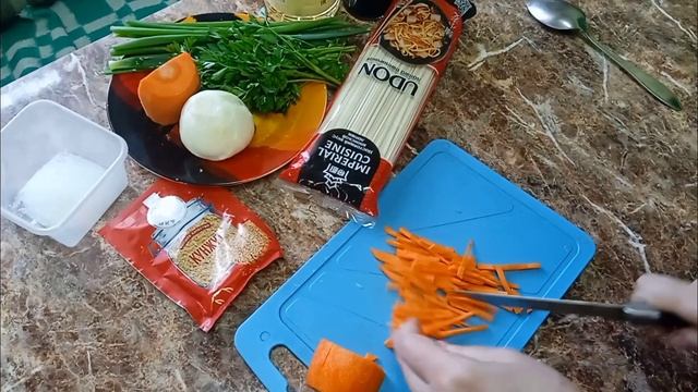 Готовим лапшу -удон с курицей и овощами дома! Дешевле чем заказывать и вкуснее намного. смотреть онлайн
