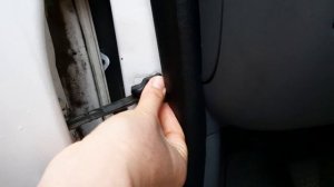 Peugeot 107: Ставим накладку на дверной механизм