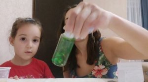 Опыт. Мешаем воду, масло, блёстки и краситель 🪄#опытыдлядетей  #опыты #блёстки #своимируками