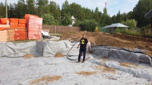 Фундамент на уклоне. Дренаж, геотекстиль, песок.(3 серия)