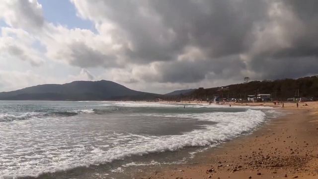 Приморье. Бухта Рифовая. Мыс Де-Ливрона, волны, морская пена и тучи