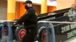 Охранник избил прохожего парня из за отсутствия маски в торговом центре