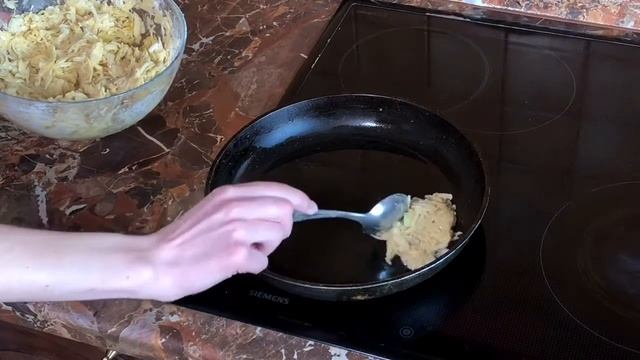 Драники (Деруны) с зажаркой и зеленью. Ооочень вкусно! смотреть онлайн