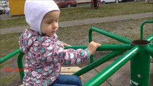 ?Прогулка на детской площадке с куклой Машей. Детское видео. Видео для девочек про кукол