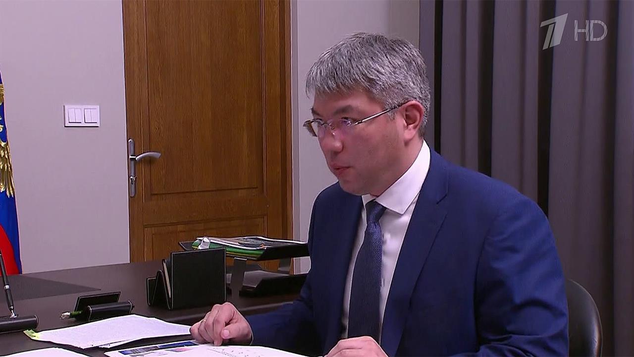 Во время своей поездки в Улан-Удэ В. Путин провел рабочую встречу с главой Бурятии А. Цыденовым.