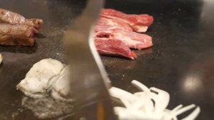Японская черная говядина теппаньяки "Teppan Kappo IKETERU" в Осаке, Япония.