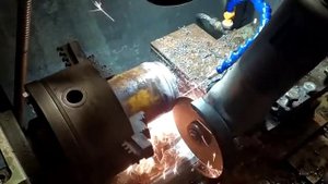 Как отрезать большой диаметр на маленьком токарном станке при помощи болгарки.