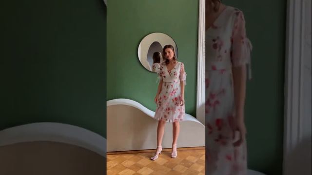 Летящее платье цвета экрю из сеточки с мерцающим принтом цветы