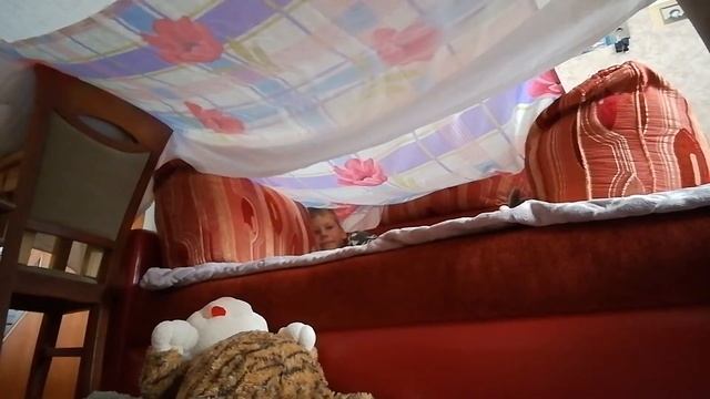 24 часа в самодельном домике из подушек смотреть онлайн