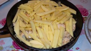 Тушеная картошка с курицей, помидорами и сыром