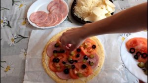 Быстрая пицца на мексиканской лепешке