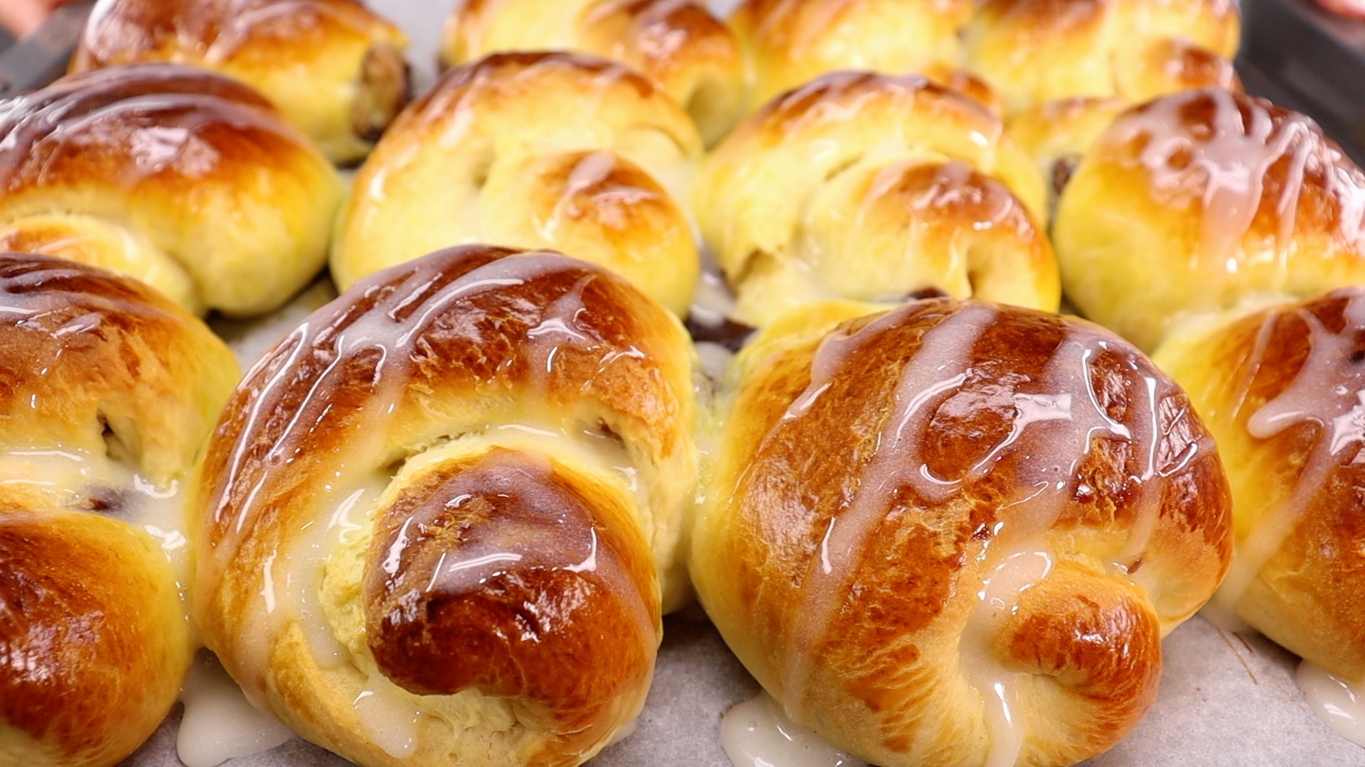 Пуховые БУЛОЧКИ "ЛАКОМКА" с начинкой и глазурью | Очень ВОЗДУШНОЕ и НЕЖНОЕ ТЕСТО