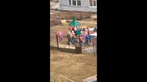 Военный оркестр сыграл для ветерана, но овации детей заставили музыкантов выступить и для них///