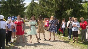 Будущие модельеры и конструкторы одежды устроили показ мод в сквере Гаркавого (Бийское телевидение)