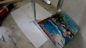 На кухне /хрущевка/ места очень мало.  Самодельная полка для кофеварки из подручных материалов.
