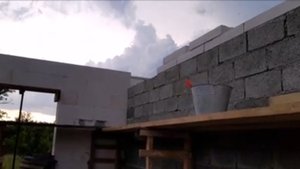 Дом с нуля. День 50. Отсевный блок + газоблок = внутренняя несущая стена.