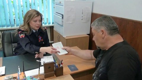 Гражданство России теперь могут получить все бывшие жители Луганской и Донецкой областей