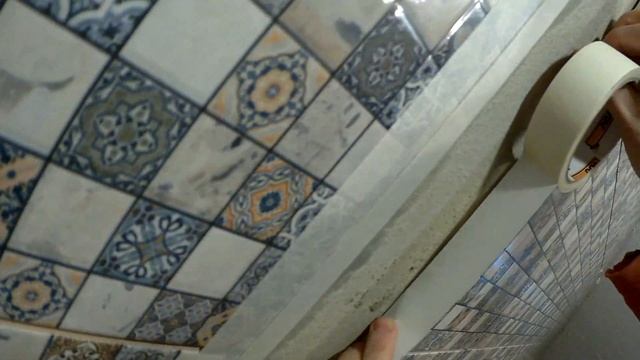 Укладка плитки и мозаики в санузле в деревянном доме из бруса