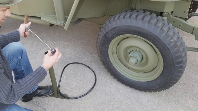 WW2 Jeep Hand Tire Pump US ORD Wood Handle смотреть онлайн