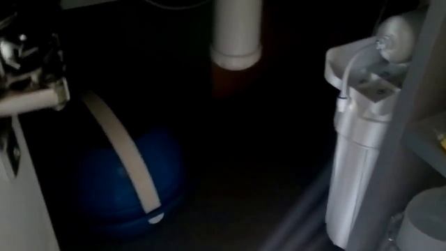 Кухня: черный низ, белый верх, черная столешница смотреть онлайн