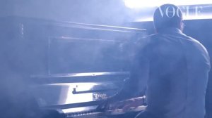 Антон Беляев поет на съемке