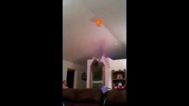 Папа знает как достать шарик с высокого потолка смотреть онлайн