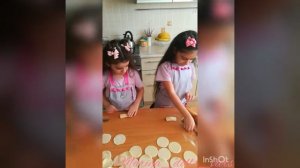 Мария и Элина !готовят пельмени в форме  конфет !