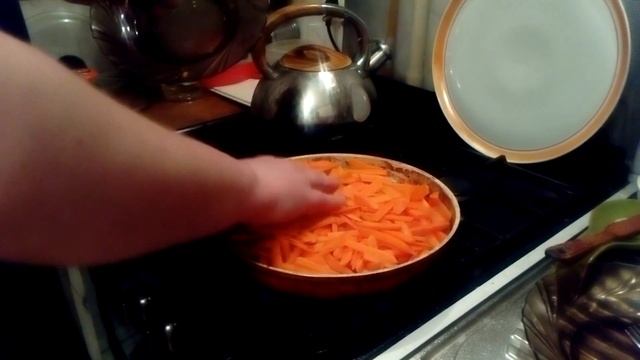 Каша из гречки с мясом и овощами в горшочках