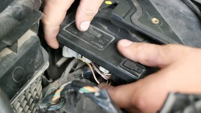 Замена предохранителя под капотом Рено Меган 2 смотреть онлайн