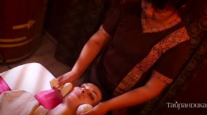 Массаж головы и лица травяными мешочками