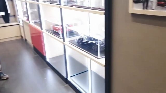 Ferrari Store Roma (Tienda Ferrari en Roma) смотреть онлайн