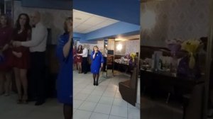 Мама поздравляет дочь на свадьбе. Трогательно до слез