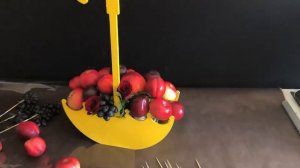 Композиция из фруктов в оригинальной корзине