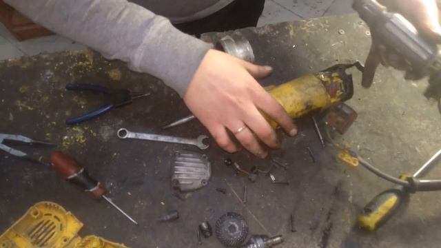 D28134 DEWALT. Ремонт болгарки, ушм. PROFI TOOLS смотреть онлайн
