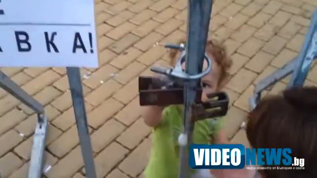 Малки протестиращи пробиха блокадата на Парламента смотреть онлайн