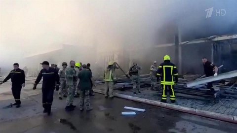 ВКС РФ ударили по оружейным ангарам в Кременчуге, при детонации загорелся неработающий ТЦ