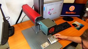 Цветная лазерная гравировка на сувенирах,  визитницах из металла